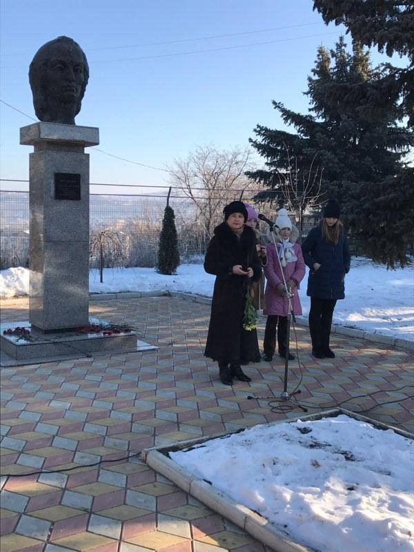 Flori pentru Eminescu: Depunere de flori la bustul poetului național